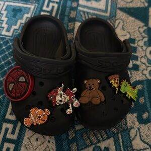 Toddler black crocs size c6 
My child out grew them 
Great condition hardly worn
